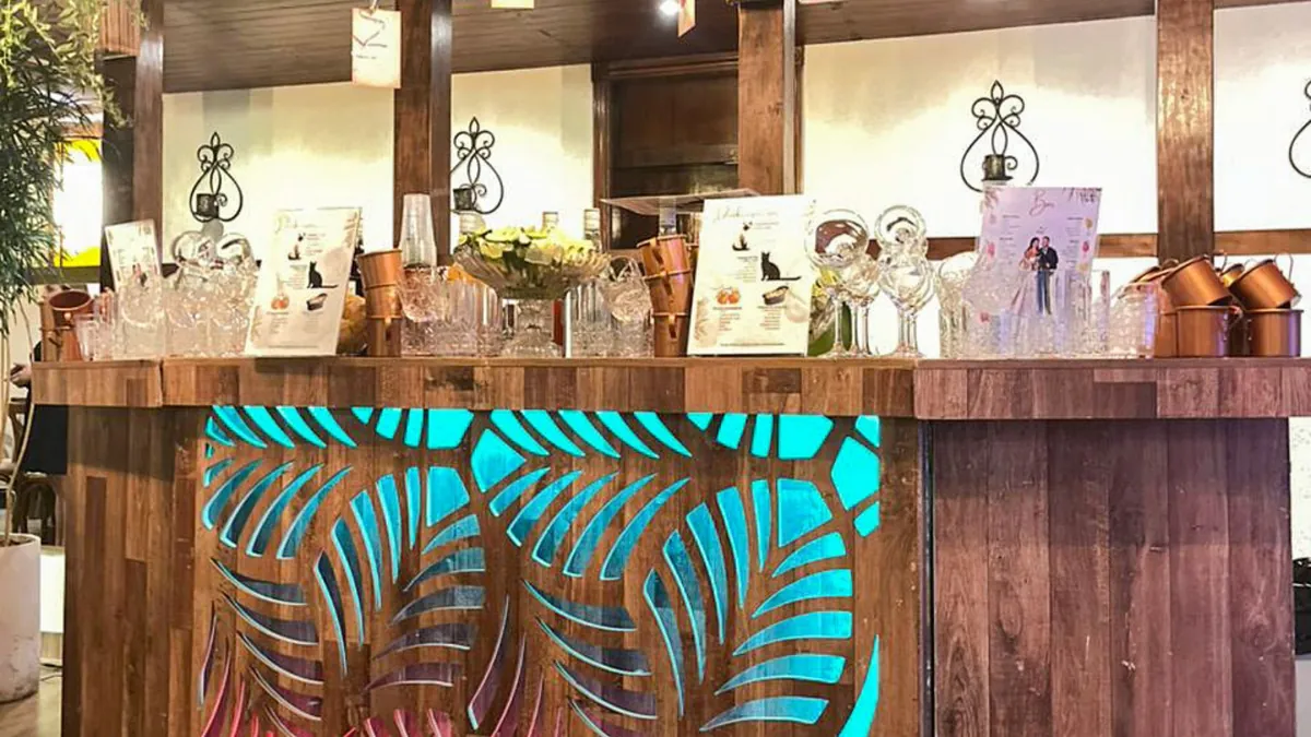 Bar da Agari montado com painel iluminado em evento