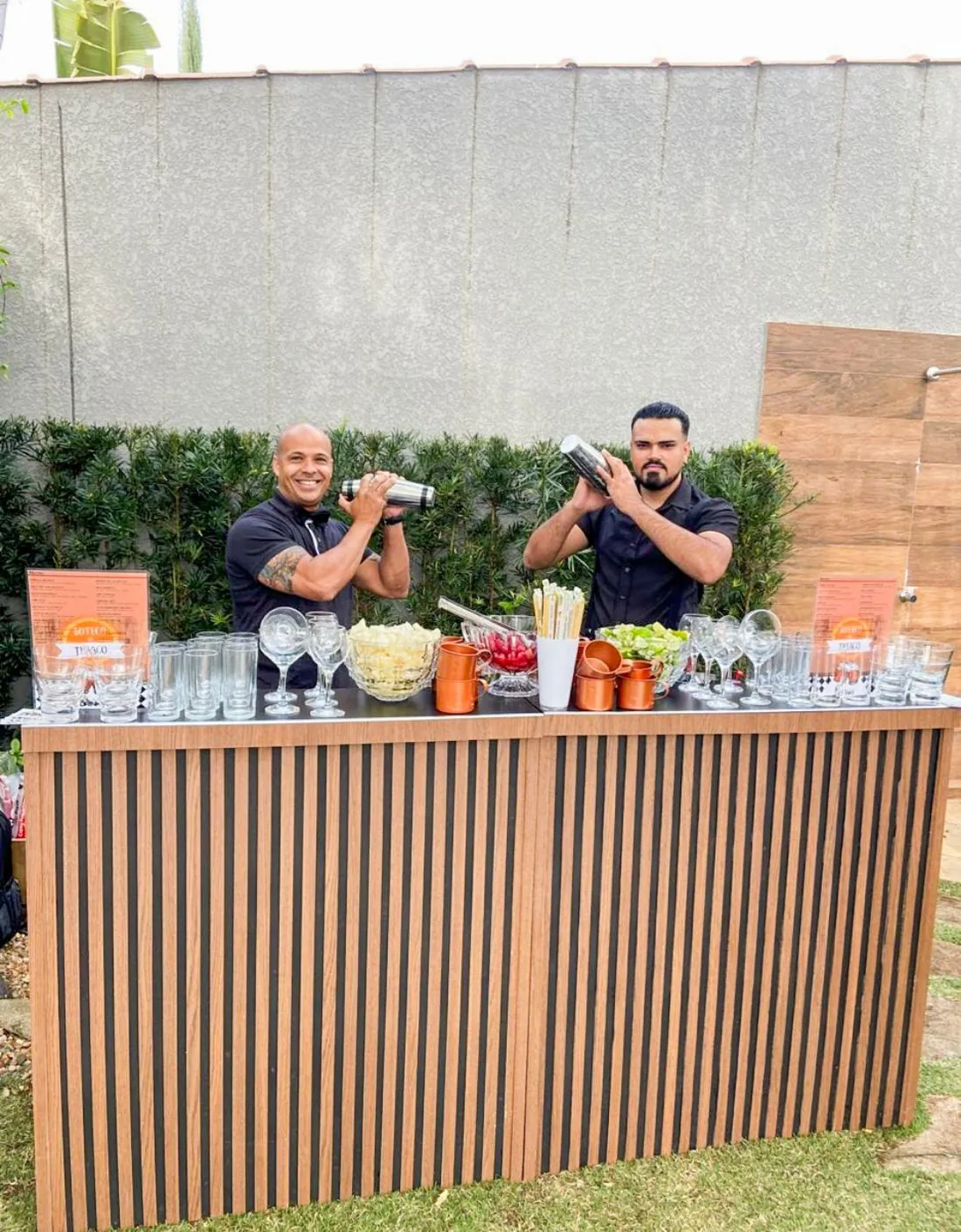 Bartenders da Agari em operação no bar durante evento corporativo