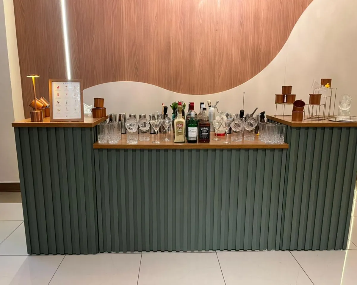 Bar da Agari montado com balcão próprio e vidraria organizada